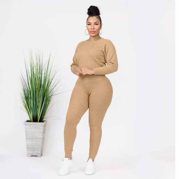 Womans 2 peice knitted suite - Picture 3 of 3